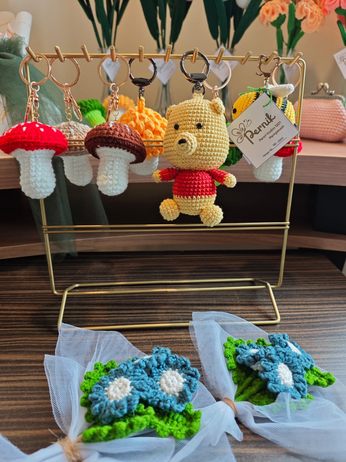 Ny. Zuhria Novianty dari Orange Handmade UMKM Persit Sintelad memamerkan koleksi Earth Series. - thewasesanews.com