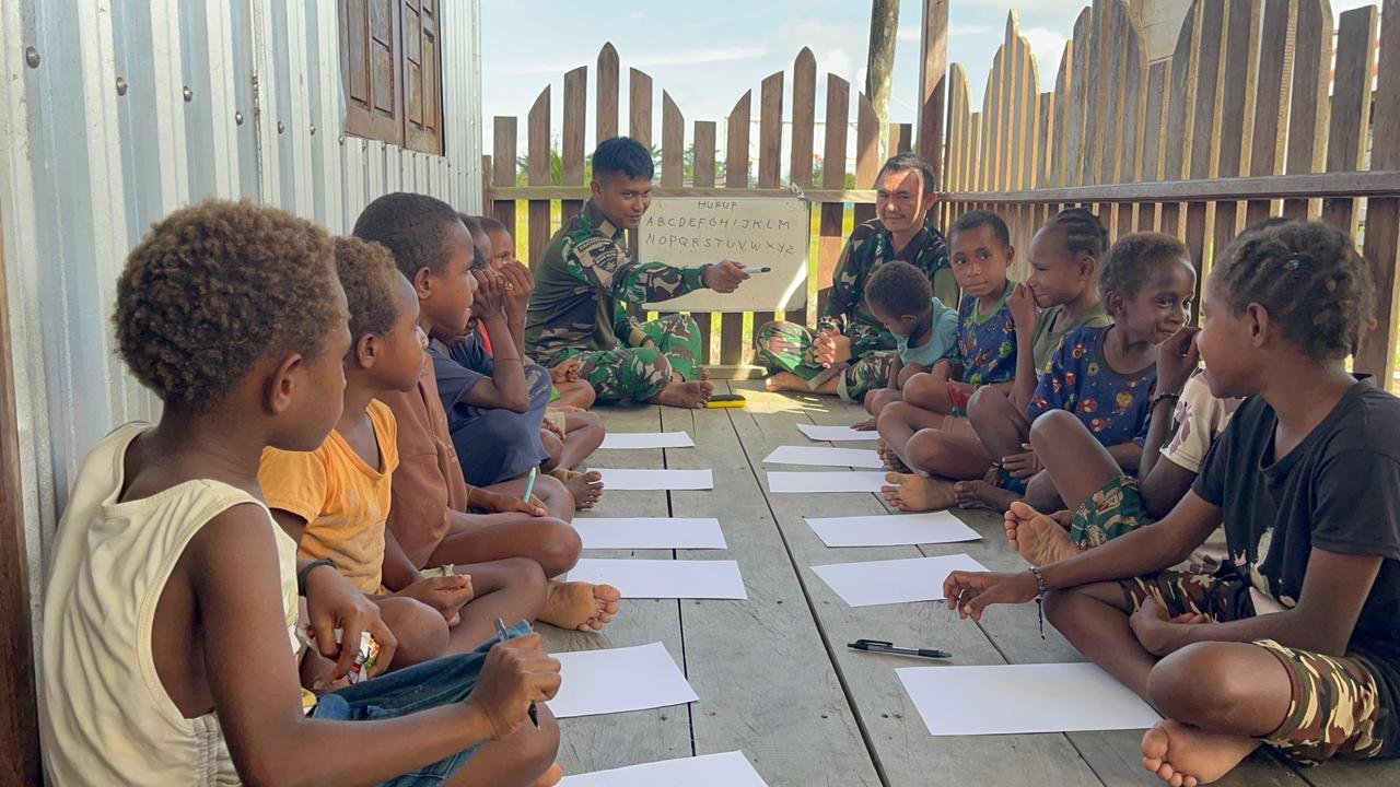Prajurit Satgas Yonif 123/Rajawali saat mengajar baca tulis anak-anak di Kampung Mabul Asmat. - thewasedsnews.com