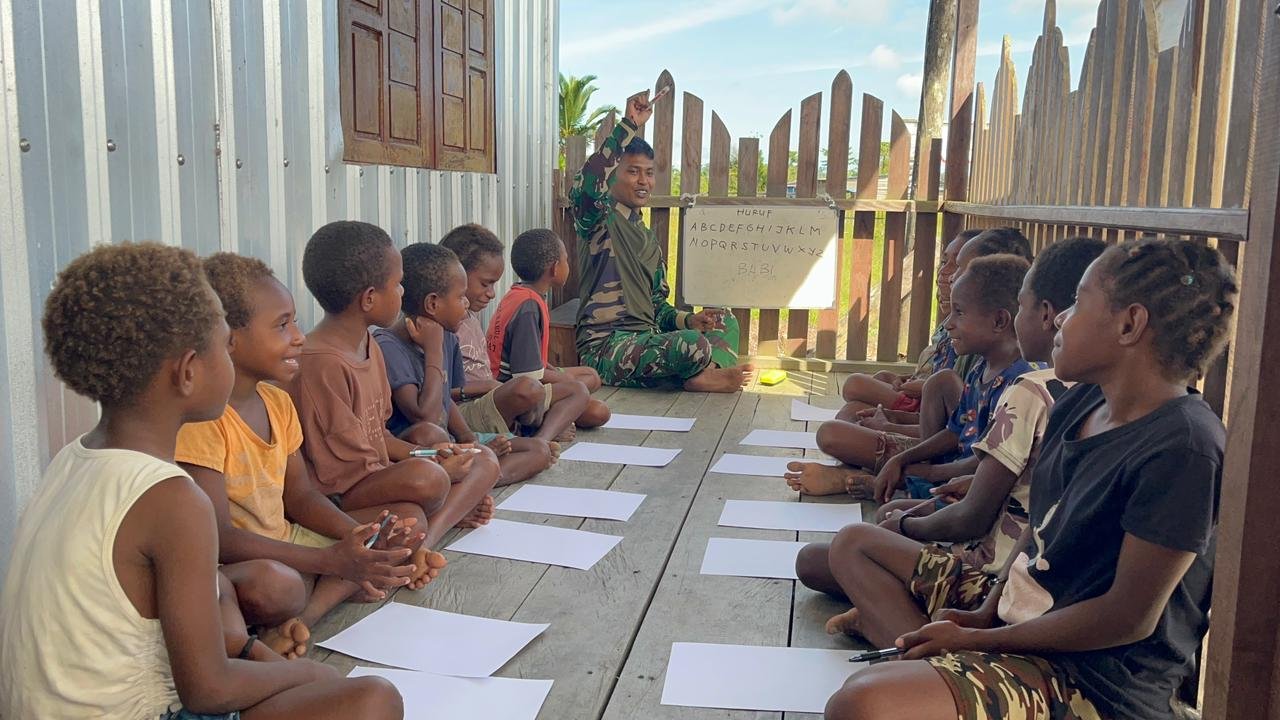 Prajurit Satgas Yonif 123/Rajawali saat mengajar baca tulis anak-anak di Kampung Mabul Asmat. - thewasesanews.com