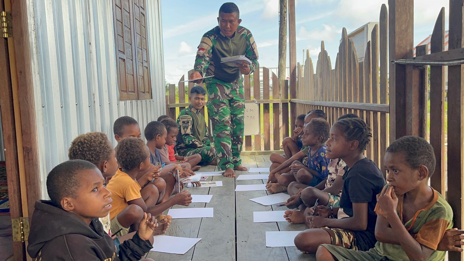 Prajurit Satgas Yonif 123/Rajawali saat mengajar baca tulis anak-anak di Kampung Mabul Asmat. - thewasesanews.com