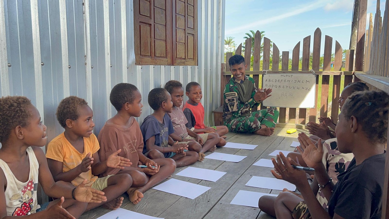 Prajurit Satgas Yonif 123/Rajawali saat mengajar baca tulis anak-anak di Kampung Mabul Asmat. - thewasesanews.com