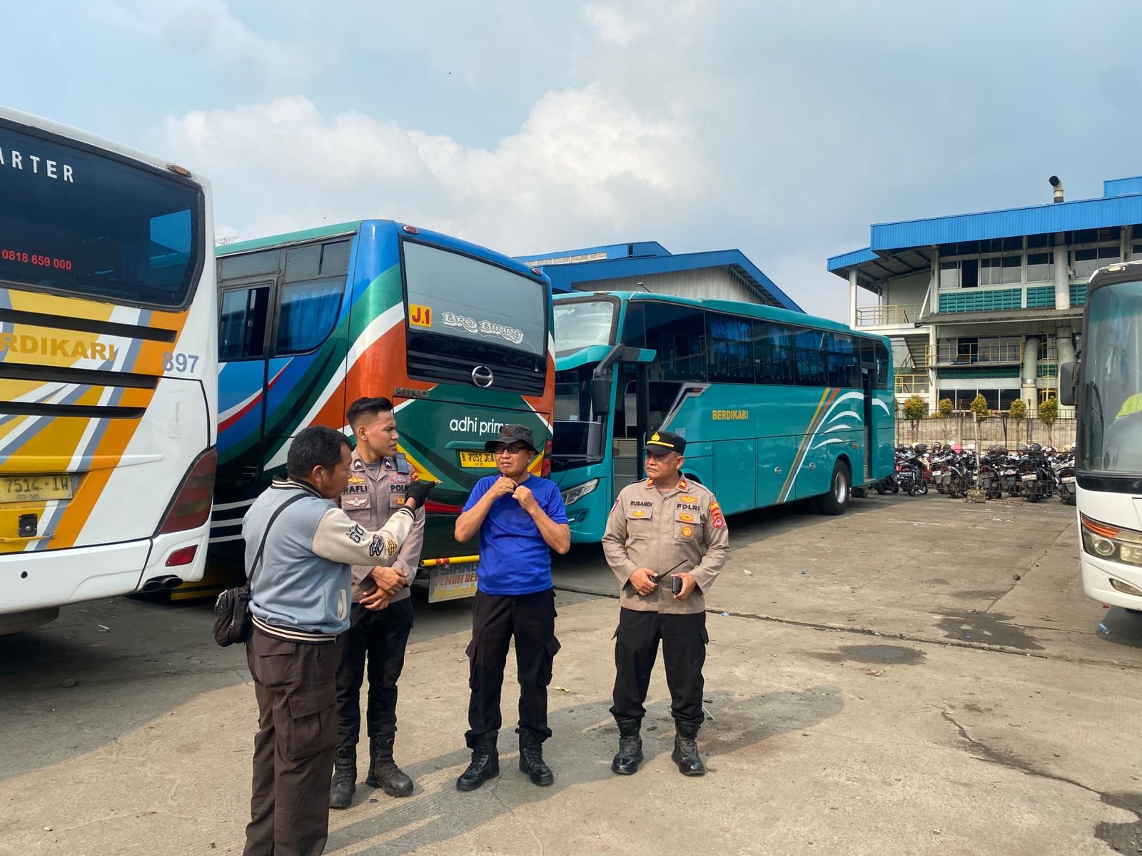 Kasat Polair Polresta Tangerang saat melakukan pengecekan teknis helipad di Cikupa jelang kunjungan Kapolri. - thewasessnews.com