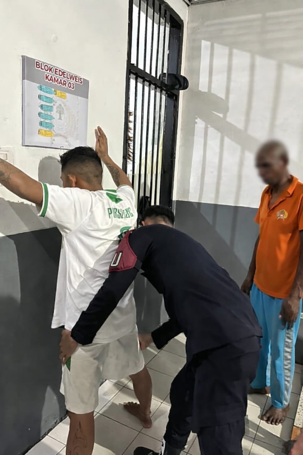 Petugas Rutan Ambon saat melakukan penggeledahan kamar hunian di Blok Edelweis guna memastikan nihil narkoba dan HP. - thewasesanews.com