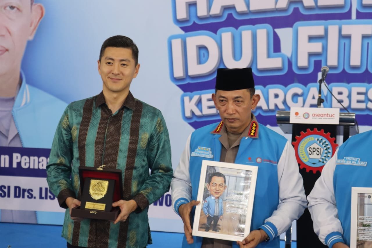 Kapolri Jenderal Pol Listyo Sigit Prabowo saat bersilaturahmi dengan buruh KSPSI di PT KMK Global Sport Tangerang. - thewasesanews.com