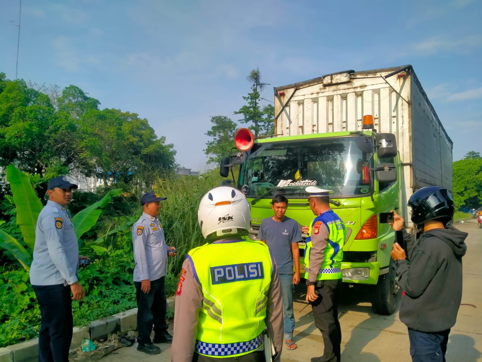 Personel Unit Lantas Polsek Neglasari Iptu Agung PD saat memberikan teguran humanis kepada pengendara yang parkir liar di Jalan Buroq Tangerang. - thewasesanews.com