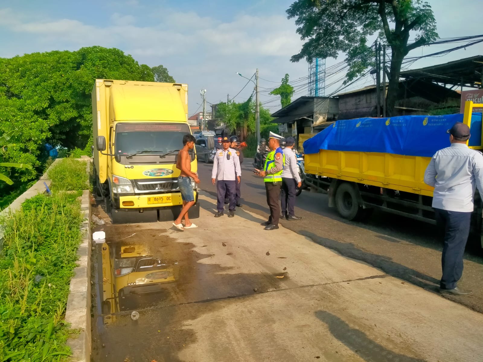 Personel Unit Lantas Polsek Neglasari Iptu Agung PD saat memberikan teguran humanis kepada pengendara yang parkir liar di Jalan Buroq Tangerang. - thewasesanews.com
