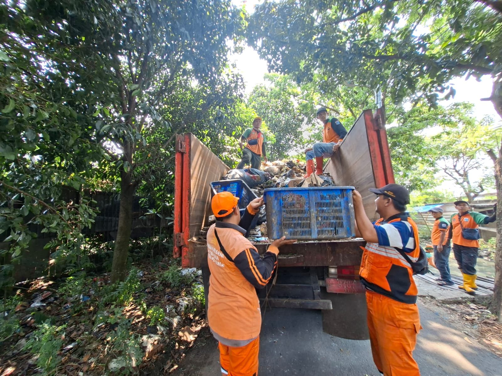 Lurah Pegadungan Anugerah S.S saat memberikan keterangan terkait pembersihan sampah liar oleh PPSU di Jalan Jambu Air Kalideres. - thewasesanews.com