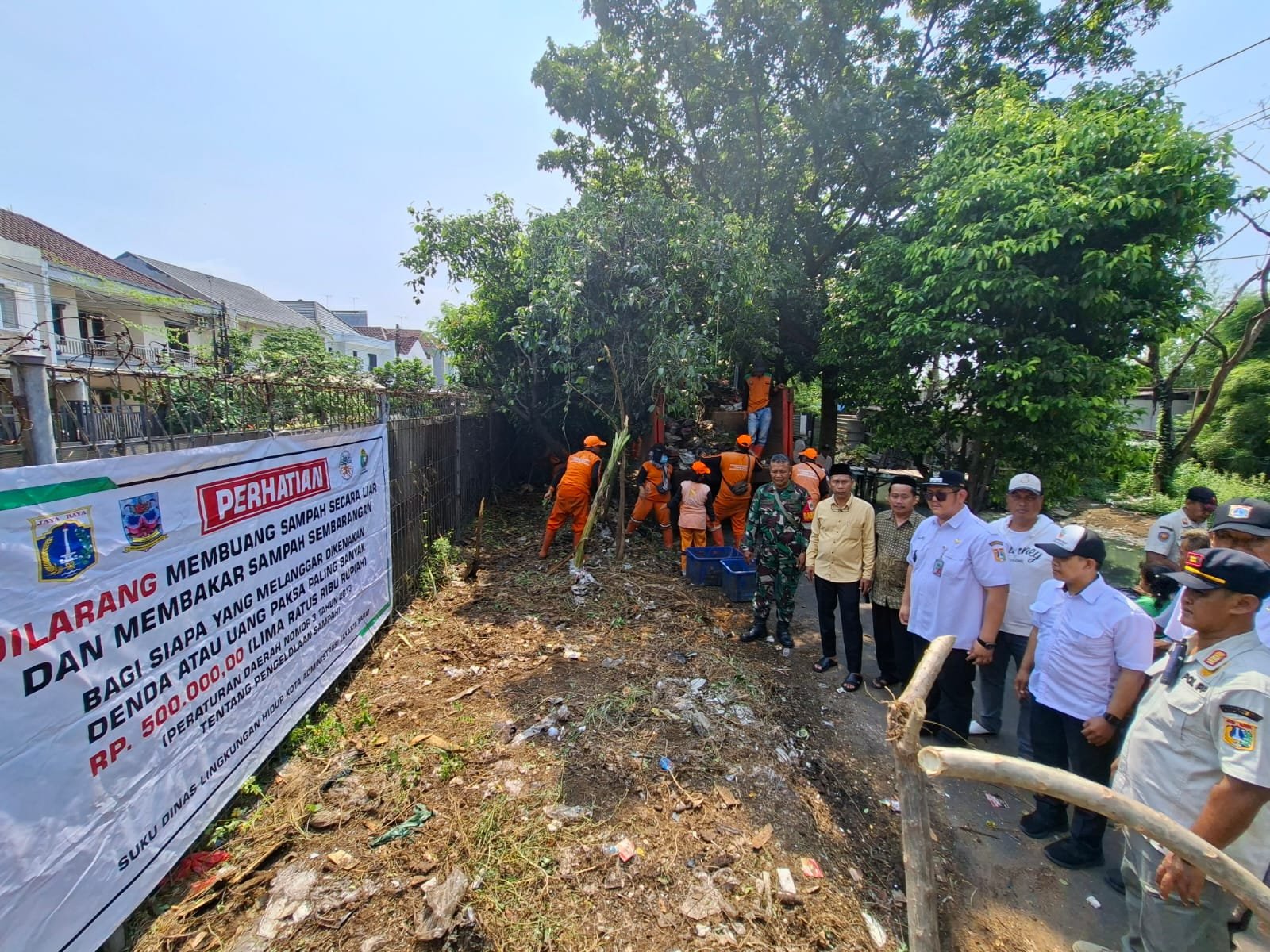 Lurah Pegadungan Anugerah S.S saat memberikan keterangan terkait pembersihan sampah liar oleh PPSU di Jalan Jambu Air Kalideres. - thewasesanews.com