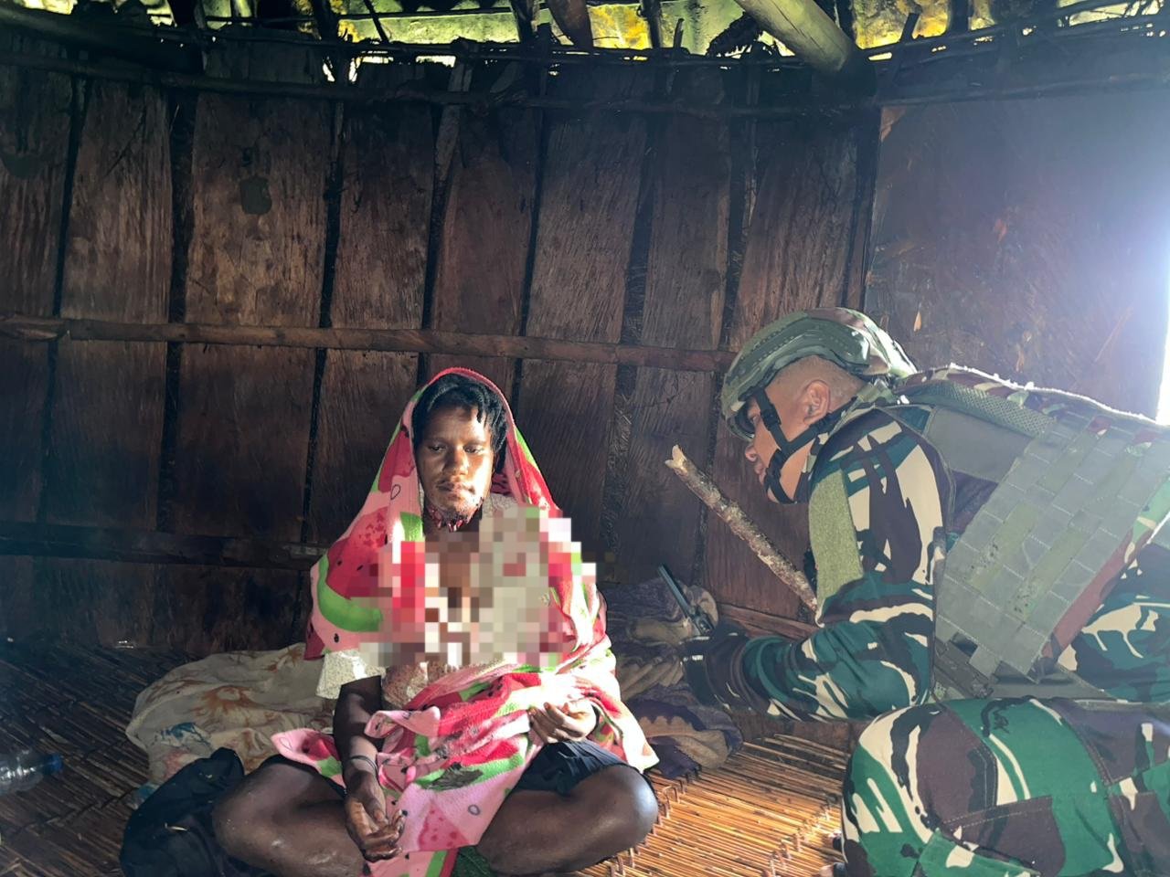 Prajurit Satgas Yonif 743/PSY memberikan pertolongan pertama pada anak korban penembakan OPM di Distrik Sinak Puncak Papua sebelum dievakuasi ke RS Mulia. - thewasesanews.com