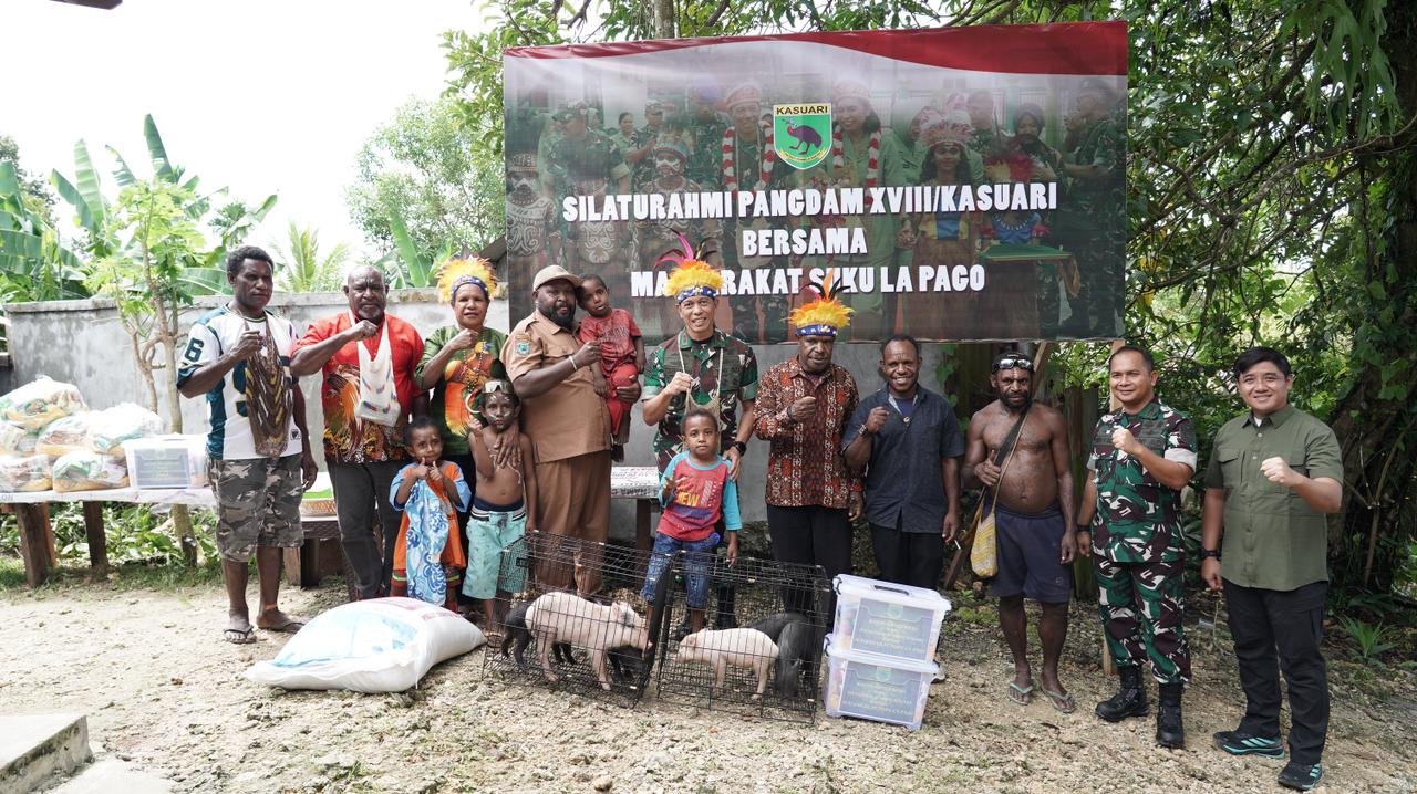 Pangdam XVIII Kasuari Mayjen TNI Christian Tehuteru saat disematkan mahkota Kasuari oleh Kepala Suku Lapago di Sowi Gunung Manokwari. - thewasesanews.com