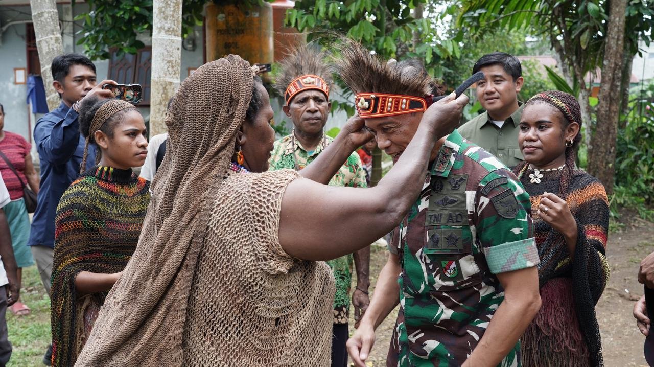 Pangdam XVIII Kasuari Mayjen TNI Christian Tehuteru saat disematkan mahkota Kasuari oleh Kepala Suku Lapago di Sowi Gunung Manokwari. - thewasesanews.com