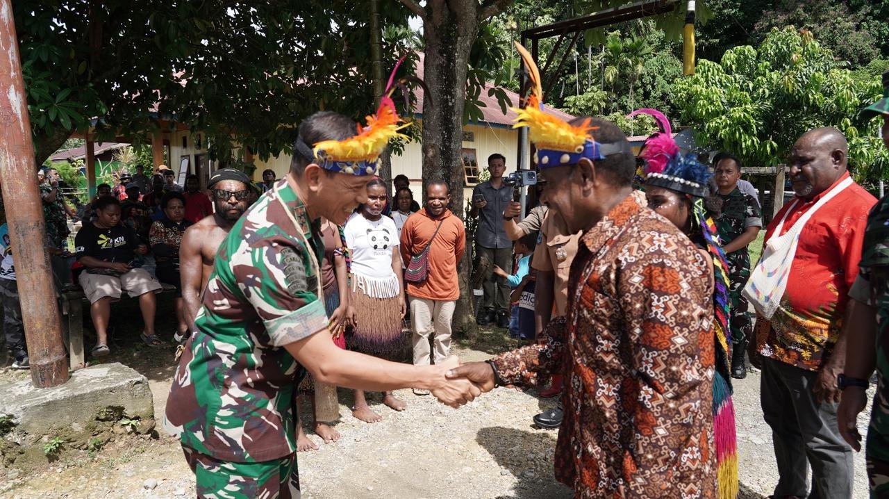 Pangdam XVIII Kasuari Mayjen TNI Christian Tehuteru saat disematkan mahkota Kasuari oleh Kepala Suku Lapago di Sowi Gunung Manokwari. - thewasesanews.com