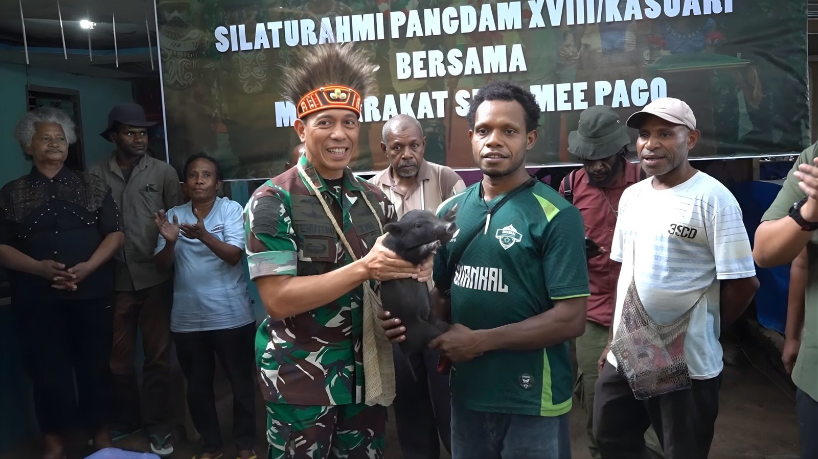 Pangdam XVIII Kasuari Mayjen TNI Christian Tehuteru saat disematkan mahkota Kasuari oleh Kepala Suku Lapago di Sowi Gunung Manokwari. - thewasesanews.com