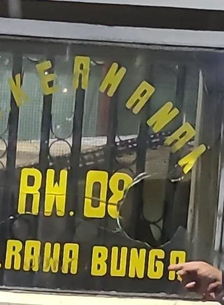 Kondisi fisik Pos Siskommas RW 08 Rawabunga Jatinegara yang mengalami kerusakan akibat tindakan pengerusakan oknum tidak dikenal. - thewasesanews.com
