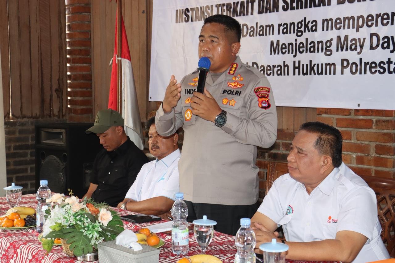 Kapolresta Tangerang Kombes Pol Andi Muhammad Indra saat berdialog santai dengan pimpinan serikat buruh dan Apindo di Tigaraksa. - thewasesanews.com