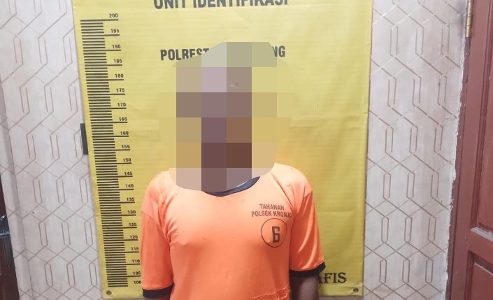 Tersangka MF alias Ompong (29) saat menjalani pemeriksaan di Mapolsek Kronjo usai dinyatakan stabil setelah proses detoksifikasi medis. - thewasesanews.com