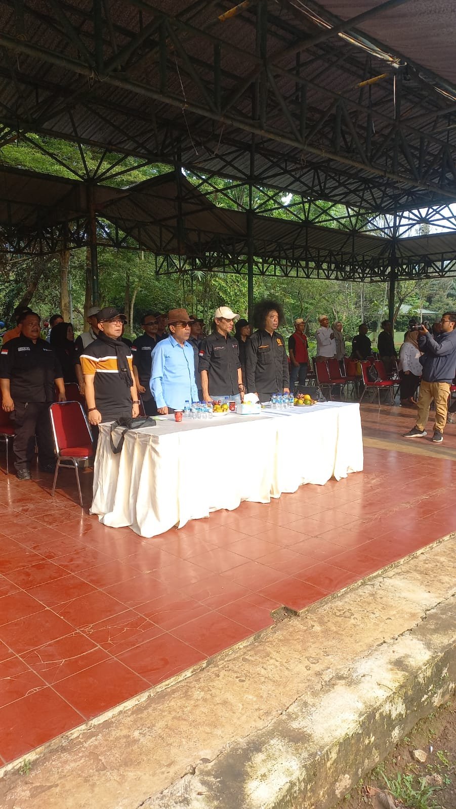 Keluarga besar FWJ Indonesia saat merayakan Halal Bihalal bersama perwakilan Walikota Jaksel, TNI, dan Polri di Buper Ragunan. - thewasesanews.com