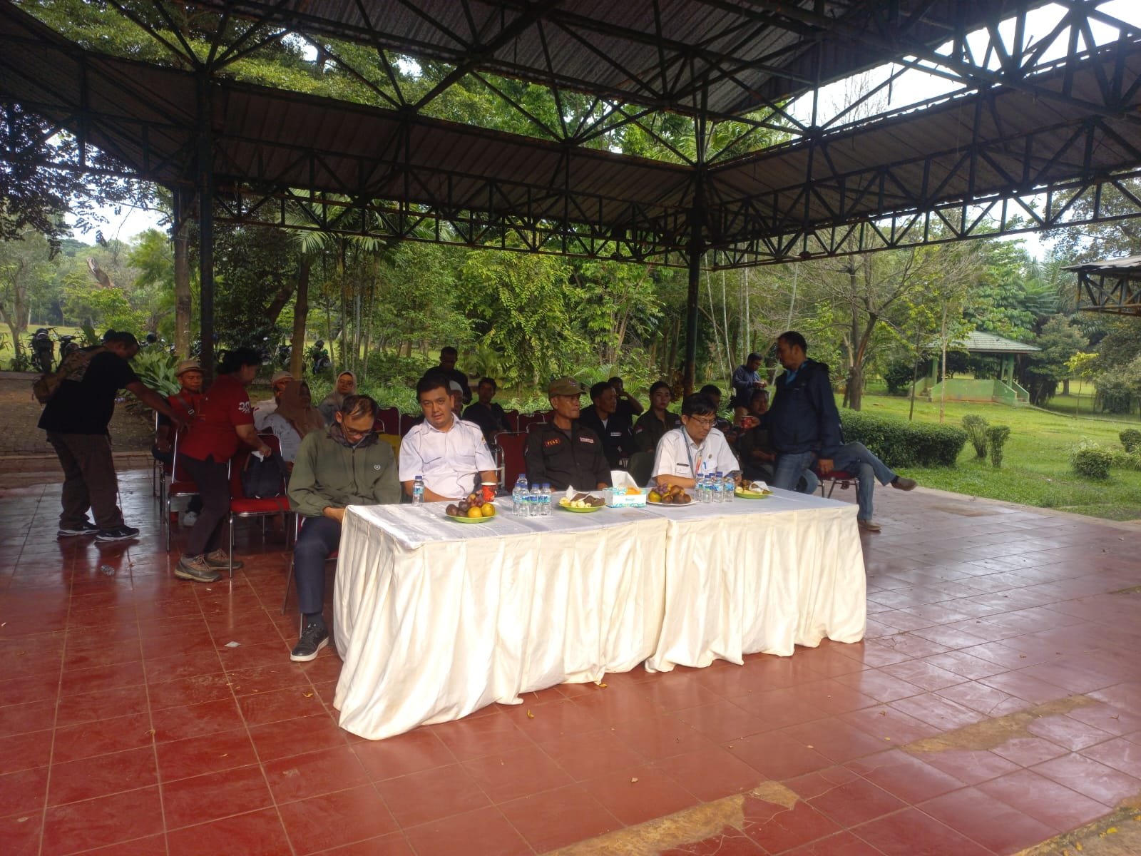 Keluarga besar FWJ Indonesia saat merayakan Halal Bihalal bersama perwakilan Walikota Jaksel, TNI, dan Polri di Buper Ragunan. - thewasesanews.com