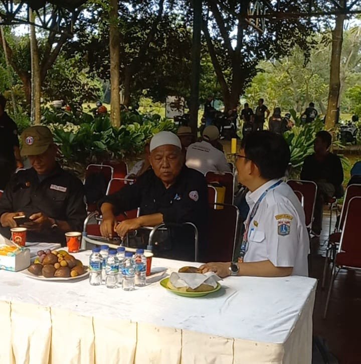 Keluarga besar FWJ Indonesia saat merayakan Halal Bihalal bersama perwakilan Walikota Jaksel, TNI, dan Polri di Buper Ragunan. - thewasesanews.com