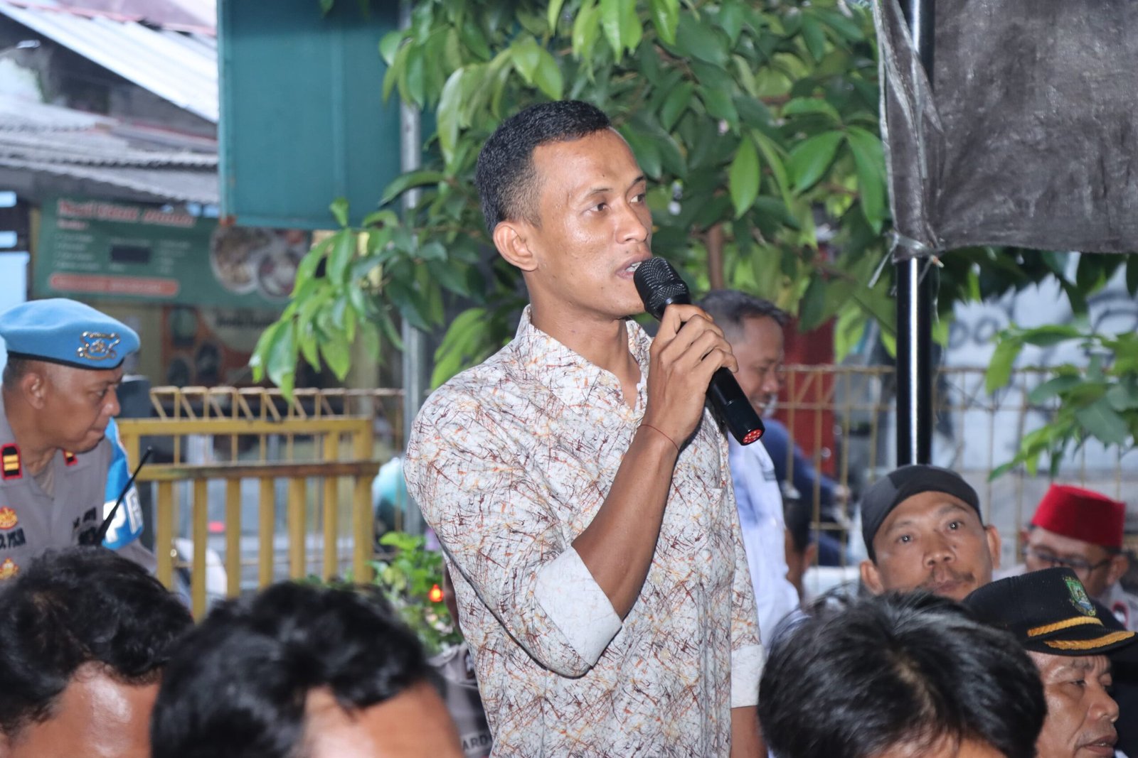 Kapolres Metro Tangerang Kota Kombes Pol Zain Dwi Nugroho saat berdialog santai dengan warga Neglasari dalam acara Ngopi Kamtibmas. - thewasesanews.com