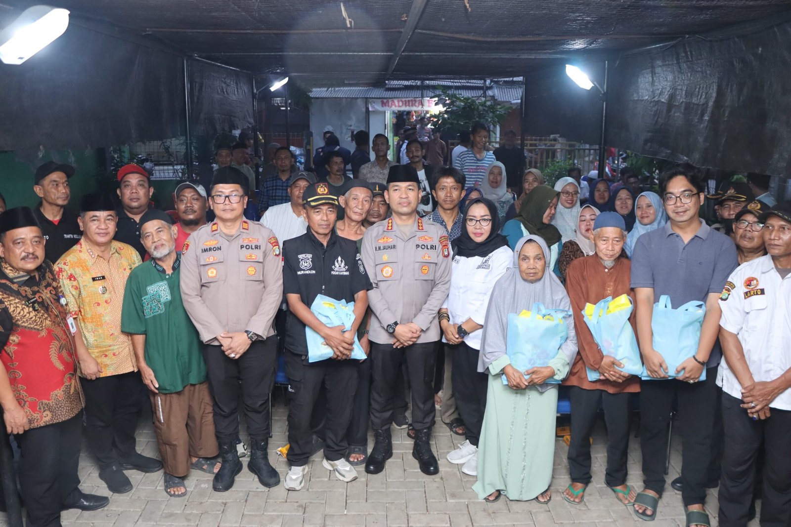 Kapolres Metro Tangerang Kota Kombes Pol Zain Dwi Nugroho saat berdialog santai dengan warga Neglasari dalam acara Ngopi Kamtibmas. - thewasesanews.com