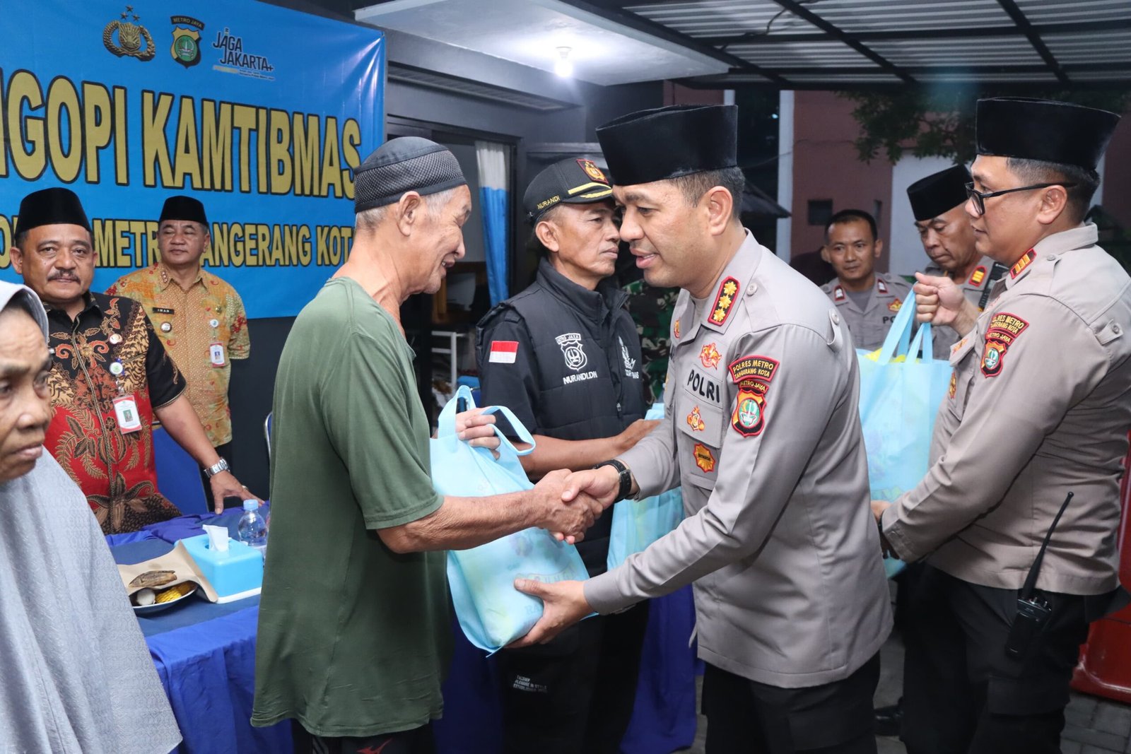 Kapolres Metro Tangerang Kota Kombes Pol Zain Dwi Nugroho saat berdialog santai dengan warga Neglasari dalam acara Ngopi Kamtibmas. - thewasesanews.com