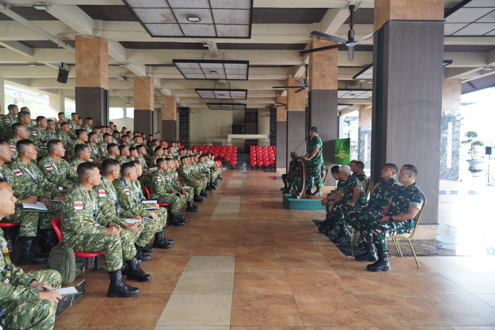 Kasad Jenderal TNI Maruli Simanjuntak memberikan pengarahan kepada 100 perwira calon Danyon dan Danki yang akan menempuh pendidikan di Pakistan. - thewasesanews.com