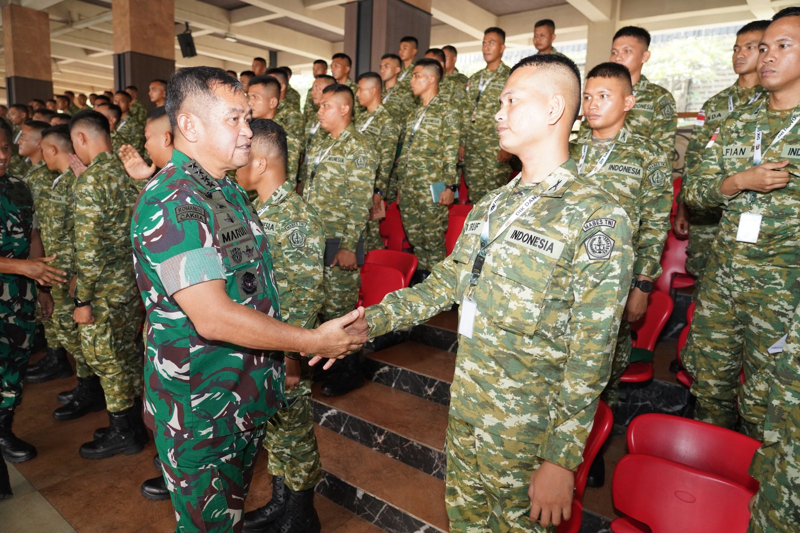 Kasad Jenderal TNI Maruli Simanjuntak memberikan pengarahan kepada 100 perwira calon Danyon dan Danki yang akan menempuh pendidikan di Pakistan. - thewasesanews.com