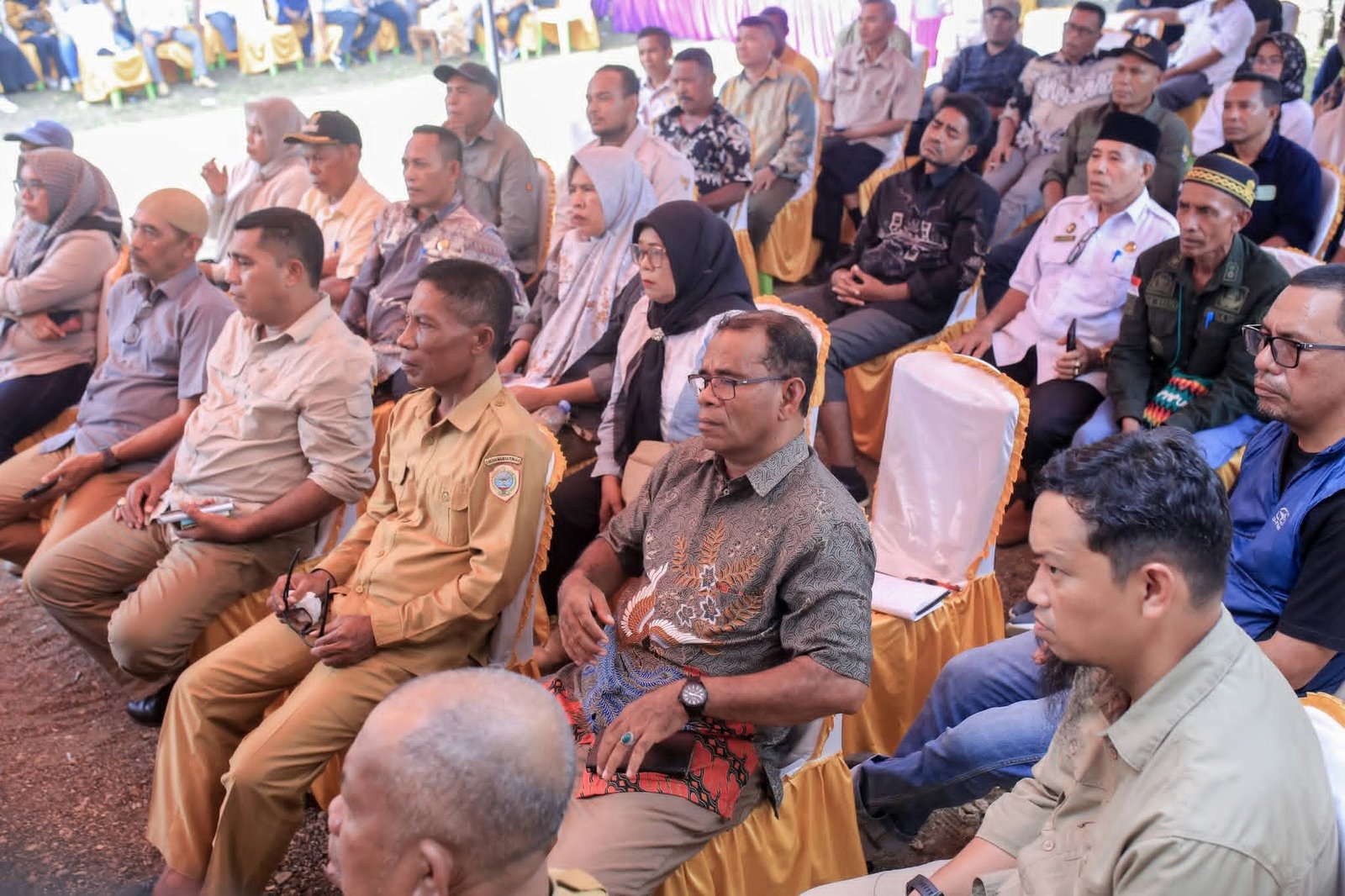 Bupati Halmahera Tengah Ikram Malan Sangadji saat memimpin Musrenbang RKPD 2027 bersama jajaran OPD di Desa Banemo. - thewasesanews.com
