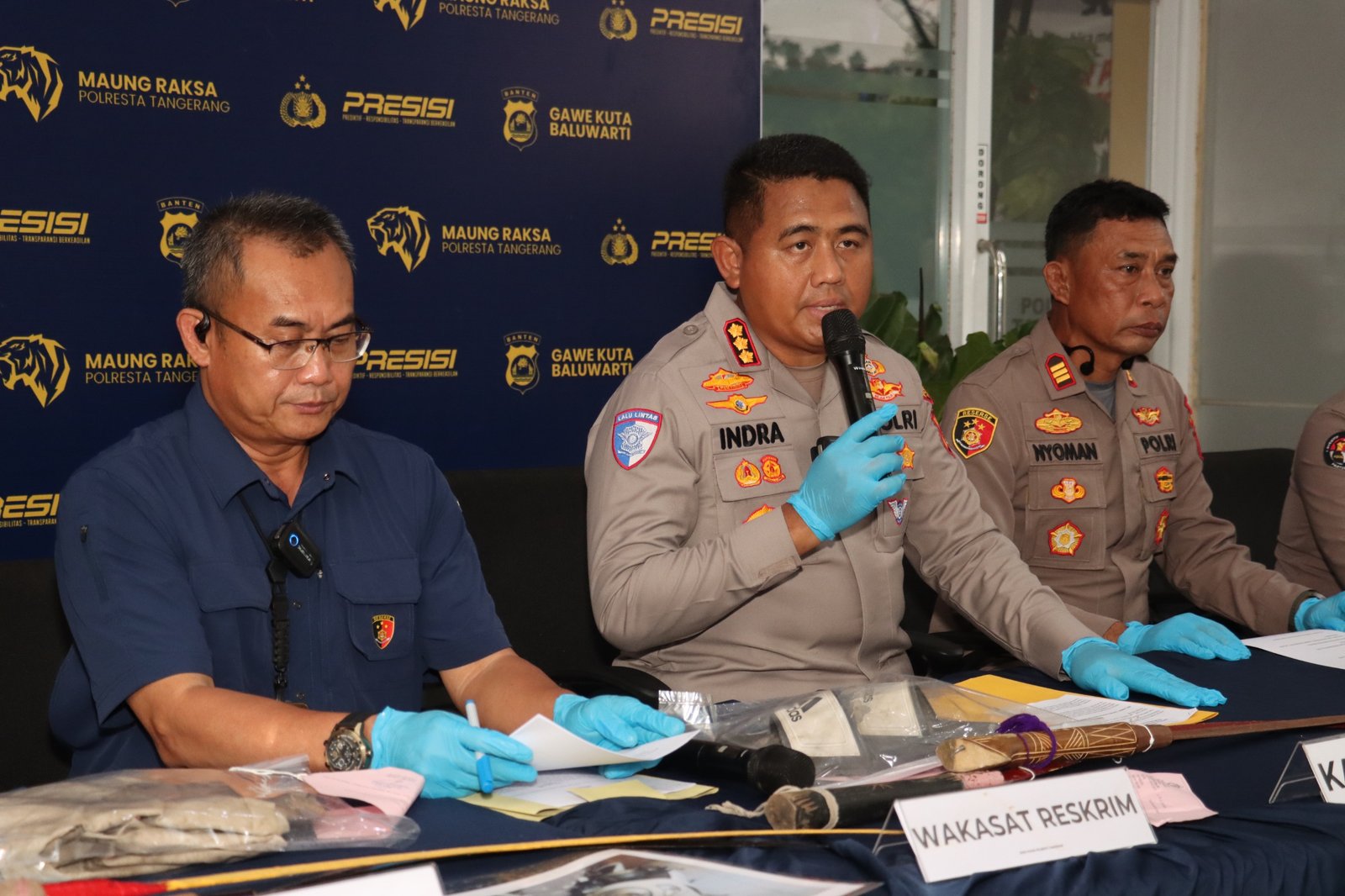 Kapolresta Tangerang Kombes Pol Andi Muhammad Indra Waspada Amirullah menunjukkan barang bukti senjata tajam dalam kasus kematian pelajar di Muara Kaliadem. - thewasesanews.com
