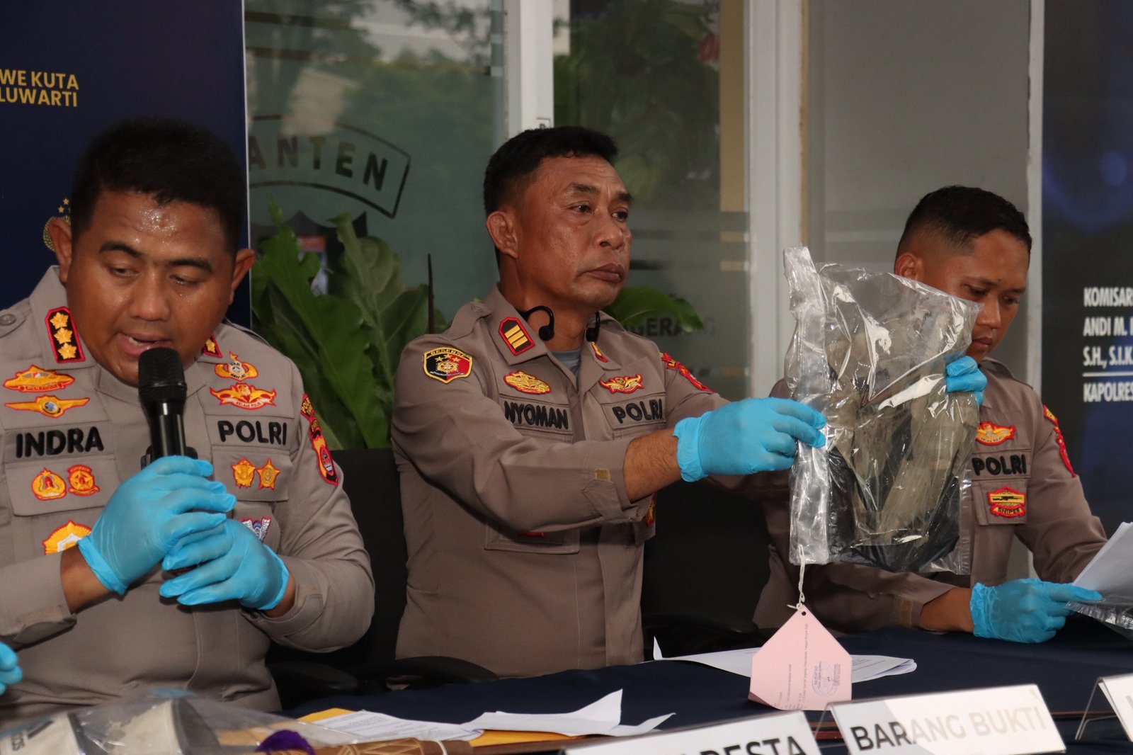 Kapolresta Tangerang Kombes Pol Andi Muhammad Indra Waspada Amirullah menunjukkan barang bukti senjata tajam dalam kasus kematian pelajar di Muara Kaliadem. - thewasesanews.com
