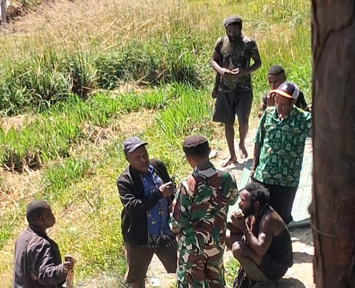 Kapen Koops TNI Habema Letkol Inf. Wirya Arthadiguna memberikan keterangan resmi terkait dua insiden berbeda di Kampung Kembru dan Kampung Jigiunggi Papua. - thewasesanews.com
