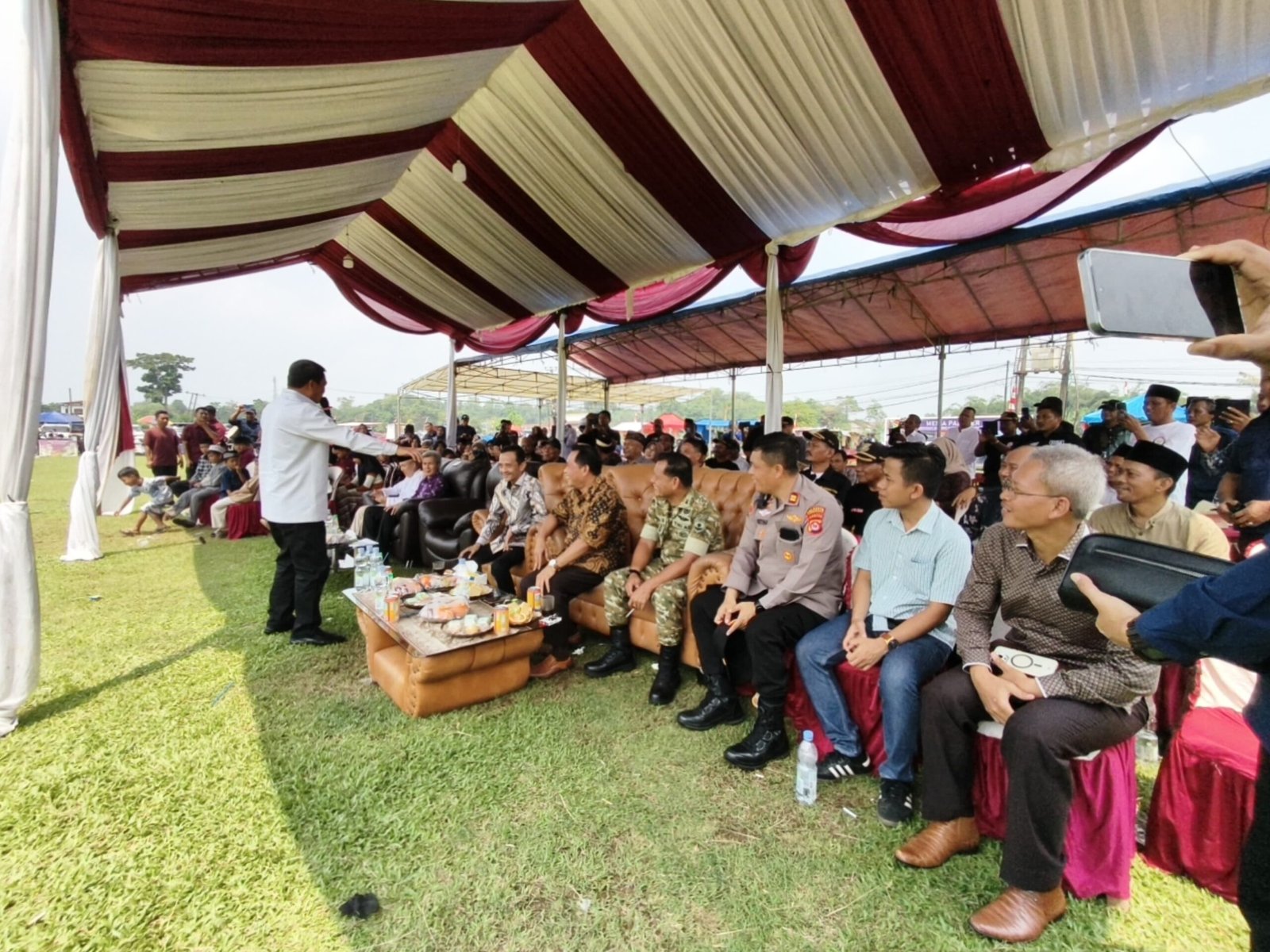 Kapolsek Panongan IPTU Irruandy Aritonang memimpin pengamanan HUT ke-2 Forum Kadus Kabupaten Tangerang di Desa Ciakar bersama personel gabungan. - thewasesanews.com