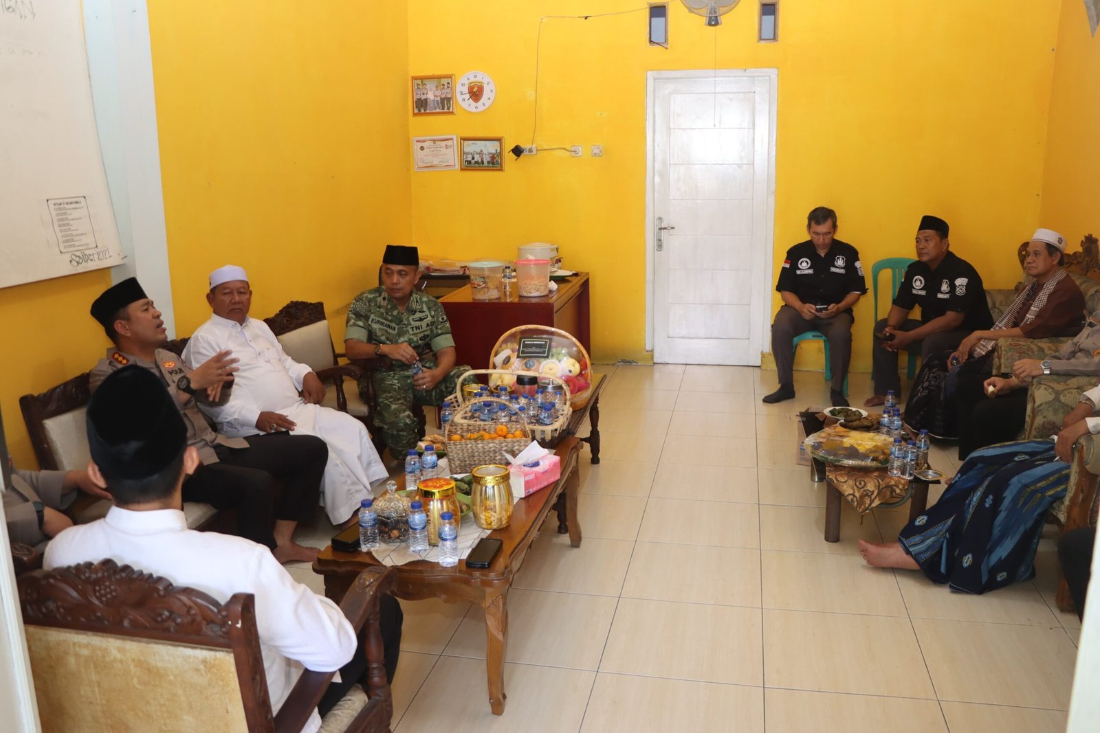 Kapolrestro Tangerang Kota Ajak Warga Jaga Generasi Muda Melalui Jumat Curhat di Benda. - thewasesanews.com