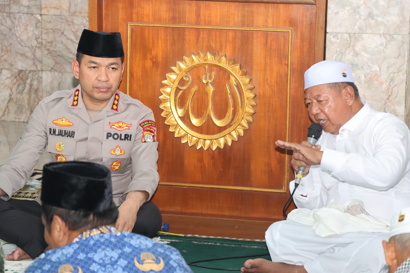 Kapolres Metro Tangerang Kota Kombes Pol. Dr. Raden Muhammad Jauhari sedang berdialog dengan jamaah Masjid Al-Kamal Benda dalam acara Jumat Curhat. - thewasesanews.com