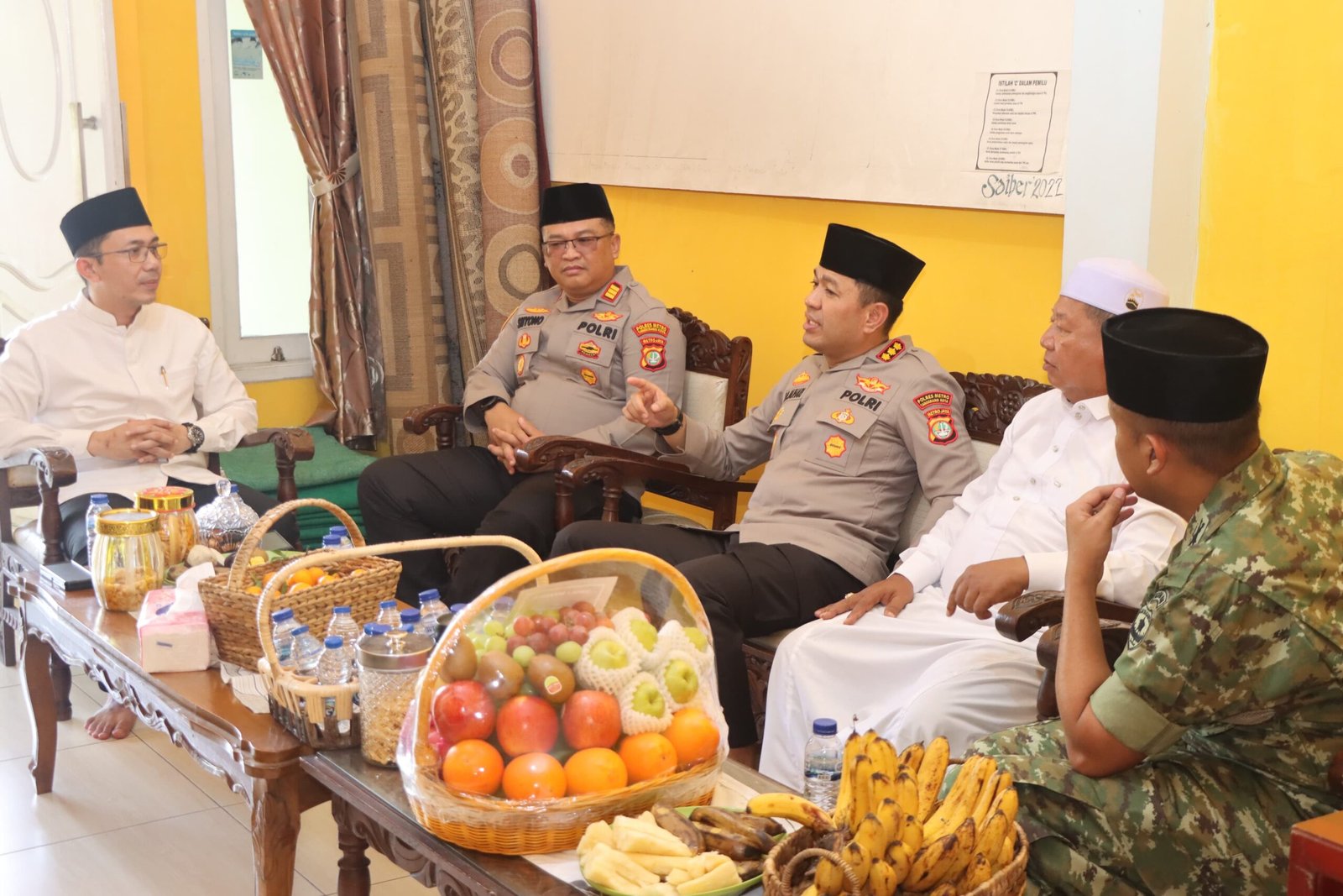 Kapolrestro Tangerang Kota Ajak Warga Jaga Generasi Muda Melalui Jumat Curhat di Benda. - thewasesanews.com