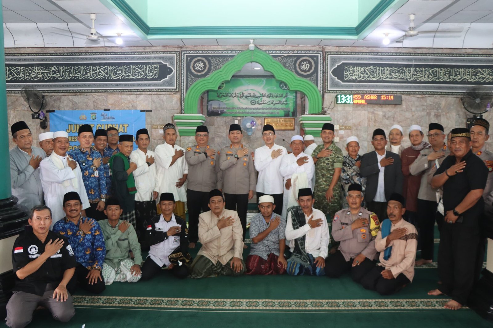 Kapolres Metro Tangerang Kota Kombes Pol. Dr. Raden Muhammad Jauhari sedang berdialog dengan jamaah Masjid Al-Kamal Benda dalam acara Jumat Curhat. - thewasesanews.com