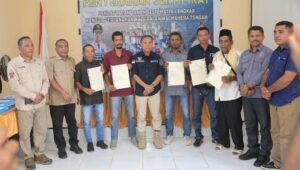 Penyerahan sertipikat tanah oleh Pemkab Halmahera Tengah kepada warga Patani Timur dan Patani Utara sebagai langkah menuju Kabupaten Lengkap 2027. - thewasesanews.com