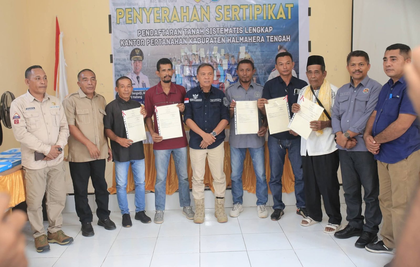 Penyerahan sertipikat tanah oleh Pemkab Halmahera Tengah kepada warga Patani Timur dan Patani Utara sebagai langkah menuju Kabupaten Lengkap 2027. - thewasesanews.com