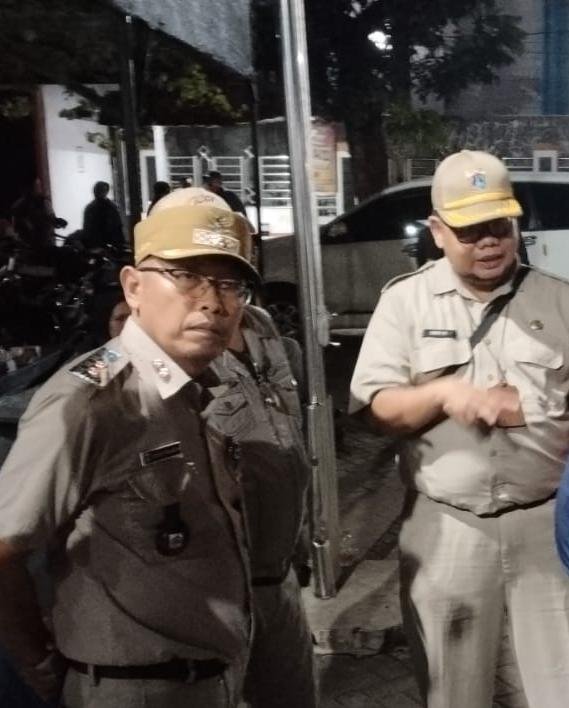 Lurah Cipinang Besar Selatan Dicky memberikan penjelasan terkait Siskomas kepada media. thewasesanews.com