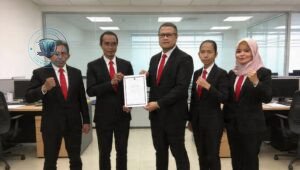 Ketua Umum DPP LBH Harimau Raya Dimas Wahyu menyerahkan SK kepengurusan kepada Ketua DPD DKI Jakarta didampingi Waketum Saiful H. - thewasessanews.com