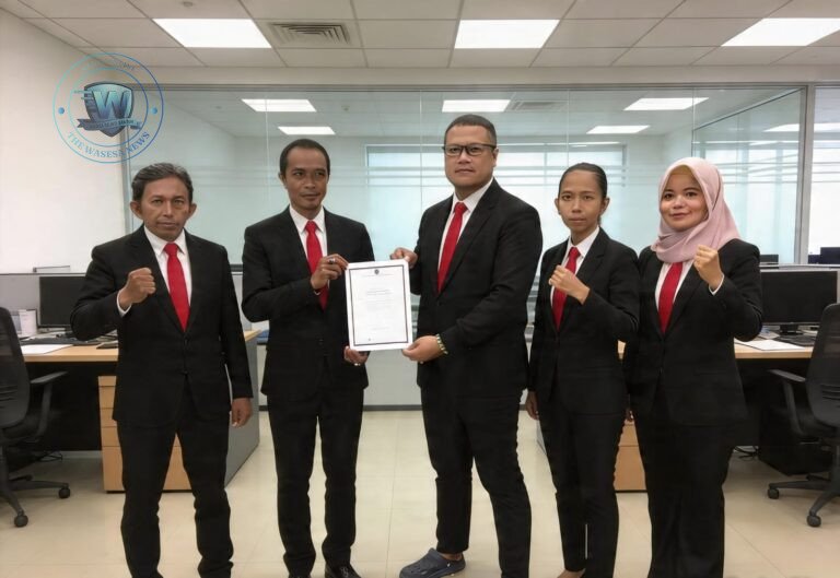 Ketua Umum DPP LBH Harimau Raya Dimas Wahyu menyerahkan SK kepengurusan kepada Ketua DPD DKI Jakarta didampingi Waketum Saiful H. - thewasessanews.com