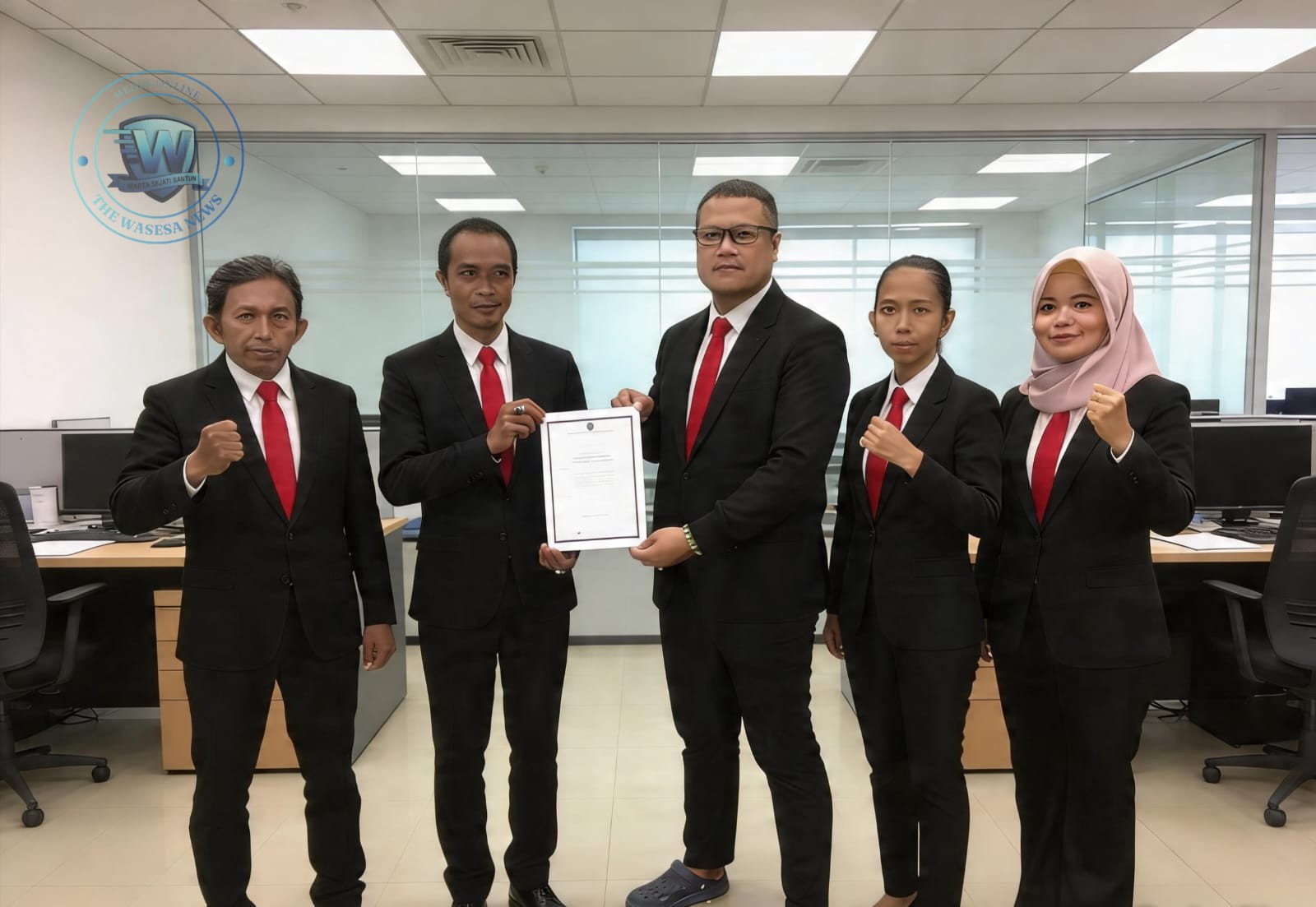 Ketua Umum DPP LBH Harimau Raya Dimas Wahyu menyerahkan SK kepengurusan kepada Ketua DPD DKI Jakarta didampingi Waketum Saiful H. - thewasessanews.com