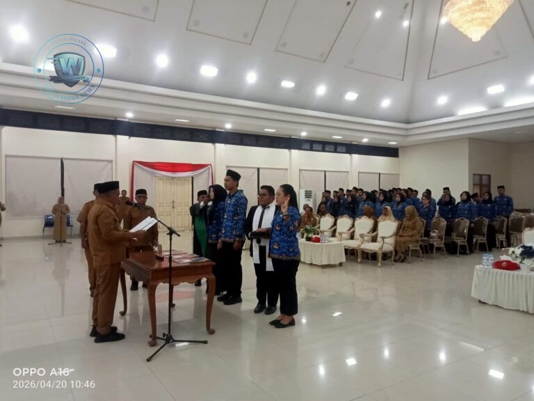 Wakil Bupati Halmahera Tengah Ahlan Djumadil menyerahkan SK 100 persen kepada ASN tenaga kesehatan dan teknis di Aula Kantor Bupati. - thewasesanews.com