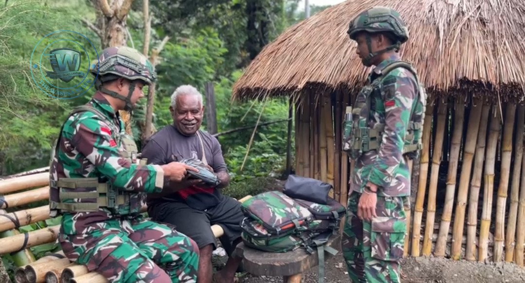 Personel Kesehatan Satgas Yonif 521/DY memberikan pelayanan kesehatan dan pemeriksaan gratis kepada warga di Distrik Kelila Papua Pegunungan. - thewasesanews.com