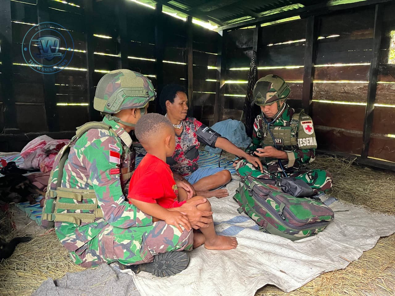 Personel Kesehatan Satgas Yonif 521/DY memberikan pelayanan kesehatan dan pemeriksaan gratis kepada warga di Distrik Kelila Papua Pegunungan. - thewasesanews.com