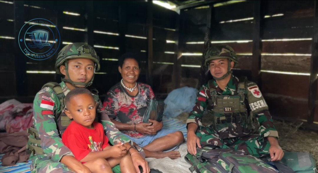 Personel Kesehatan Satgas Yonif 521/DY memberikan pelayanan kesehatan dan pemeriksaan gratis kepada warga di Distrik Kelila Papua Pegunungan. - thewasesanews.com