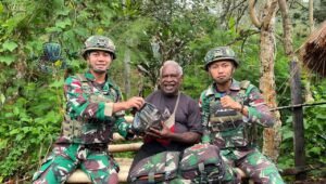Personel Kesehatan Satgas Yonif 521/DY memberikan pelayanan kesehatan dan pemeriksaan gratis kepada warga di Distrik Kelila Papua Pegunungan. - thewasesanews.com