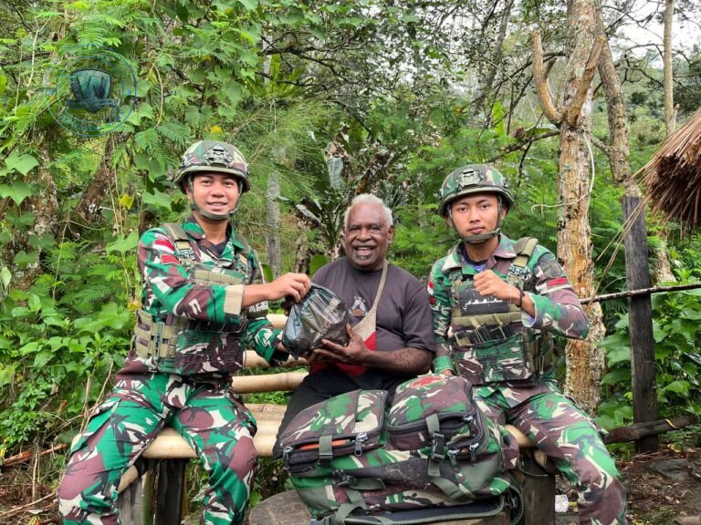 Personel Kesehatan Satgas Yonif 521/DY memberikan pelayanan kesehatan dan pemeriksaan gratis kepada warga di Distrik Kelila Papua Pegunungan. - thewasesanews.com