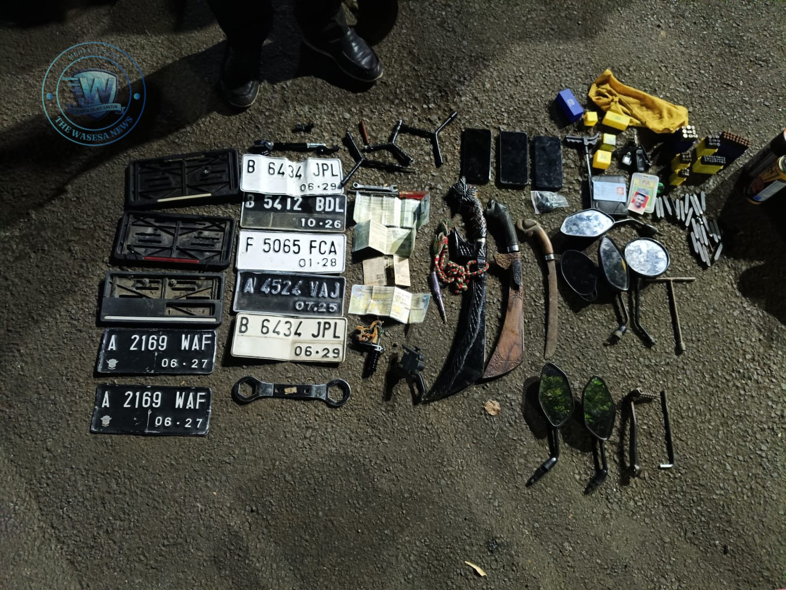 Polsek Jatiuwung amankan barang bukti golok kunci T dan motor hasil curian dari dua pelaku curanmor asal Bima di Curug Tangerang. - thewasesanews.com